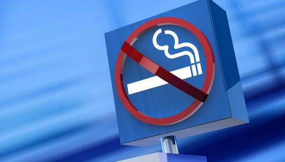 no smoking at the entrance